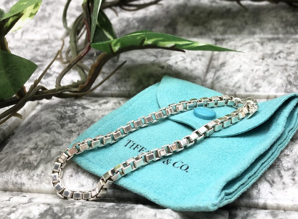 ティファニーのベネチアンブレスは滑らかな肌触り