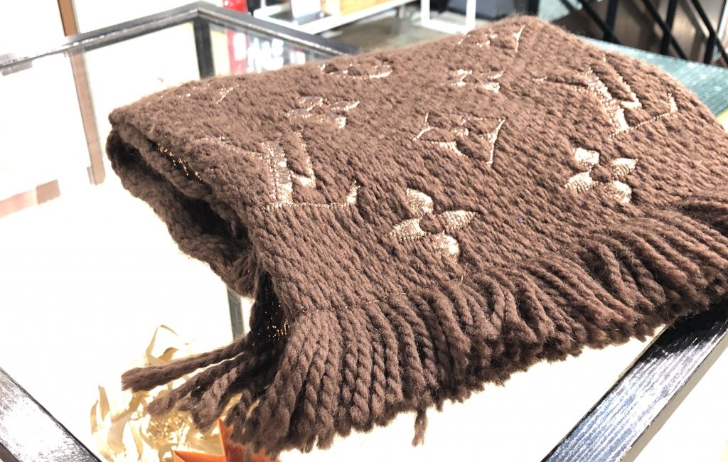 ロゴマニアが可愛い！マフラー買うならヴィトン！