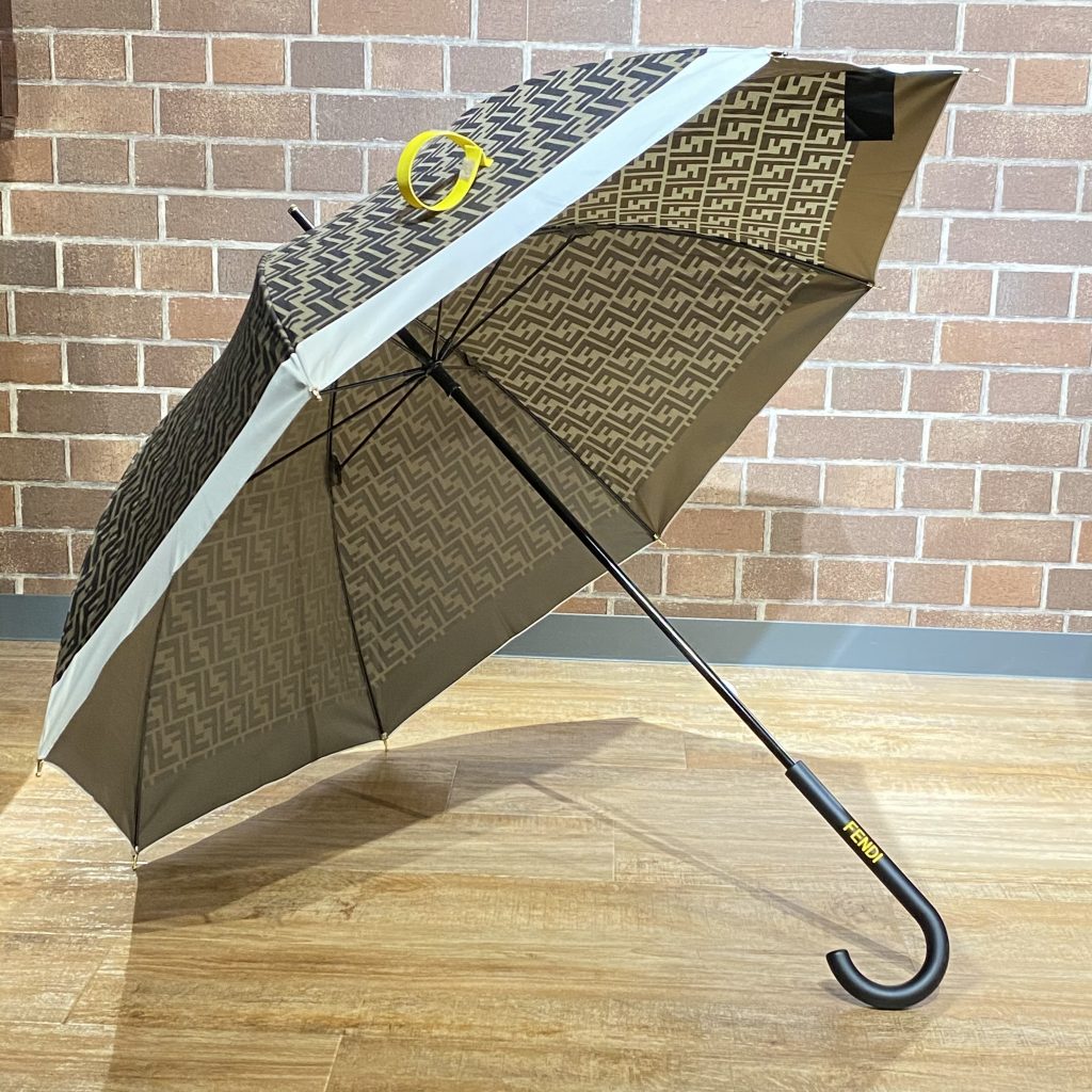 フェンディの傘販売しております♪